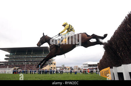 Al Boum Foto geritten von Paul Townend während der magners Cheltenham Gold Cup Chase bei Gold Cup Tag der 2019 Cheltenham Festival in Cheltenham Racecourse. Stockfoto