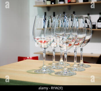 Gläser Wein. Gläser über der Bar im Restaurant hängen. Leere Gläser für Wein Stockfoto