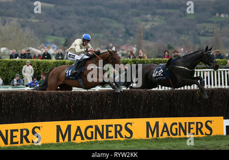 Hazel Hill geritten von Alex Edwards (links) auf dem Weg zum Sieg im St. James Place Foxhunter Challenge Cup Open Jäger "Chase bei Gold Cup Tag der 2019 Cheltenham Festival in Cheltenham Racecourse. Stockfoto