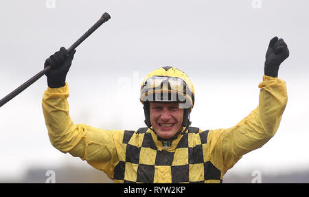 Al Boum Foto geritten von Paul Townend feiert Sieg bei der Magners Cheltenham Gold Cup Chase bei Gold Cup Tag der 2019 Cheltenham Festival in Cheltenham Racecourse. Stockfoto