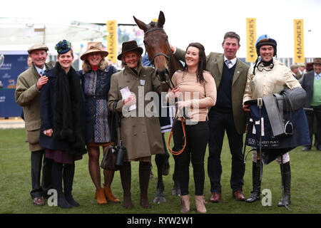 Alex Edwards, Inhaber Frau D Williams und Trainer Philip Rowley feiern Sieg nach der St. James' Ort Foxhunter Challenge Cup Open Jäger "Chase bei Gold Cup Tag der 2019 Cheltenham Festival in Cheltenham Racecourse. Stockfoto