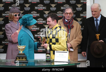 Die Princess Royal präsentiert Jockey Paul Townend (rechts) mit der Trophäe, nachdem er das magners Cheltenham Gold Cup Chase auf Al Boum Foto während Gold Cup Tag der 2019 Cheltenham Festival in Cheltenham Racecourse. Stockfoto