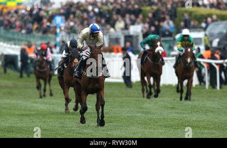 Jockey Alex Edwards feiert seinen Sieg in der St. James's Place Foxhunter Challenge Cup Open Jäger "Chase auf Hazel Hill bei Gold Cup Tag der 2019 Cheltenham Festival in Cheltenham Racecourse. Stockfoto