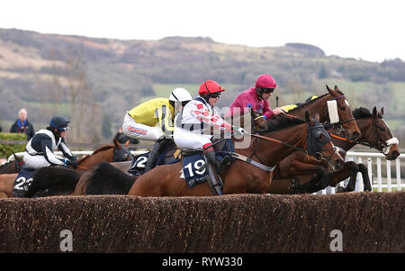 Southfield Theater geritten von Lily Bradstock (Mitte) während des St. James's Place Foxhunter Challenge Cup Open Jäger "Chase bei Gold Cup Tag der 2019 Cheltenham Festival in Cheltenham Racecourse. Stockfoto