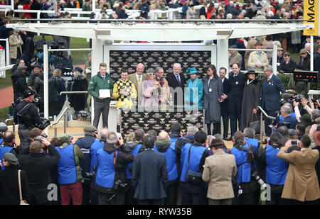 Die Princess Royal (Mitte) präsentiert die Trophäe zu Jockey Paul Townend (Zweite links), Trainer Willie Mullins (Mitte rechts) und ausgezeichnete Verbindungen nach ihrem Sieg in der Magners Cheltenham Gold Cup Chase auf Al Boum Foto während Gold Cup Tag der 2019 Cheltenham Festival in Cheltenham Racecourse. Stockfoto