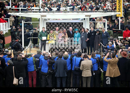 Die Princess Royal (Mitte) präsentiert die Trophäe zu Jockey Paul Townend (Zweite links), Trainer Willie Mullins (Mitte rechts) und ausgezeichnete Verbindungen nach ihrem Sieg in der Magners Cheltenham Gold Cup Chase auf Al Boum Foto während Gold Cup Tag der 2019 Cheltenham Festival in Cheltenham Racecourse. Stockfoto