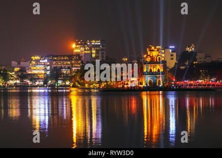 300 Jahre alte Schildkröte Turm (Thap Rua) auf einer kleinen Insel in der Mitte des Ho Hoan Kiem See, Altstadt, Hanoi, Vietnam, Asien Stockfoto