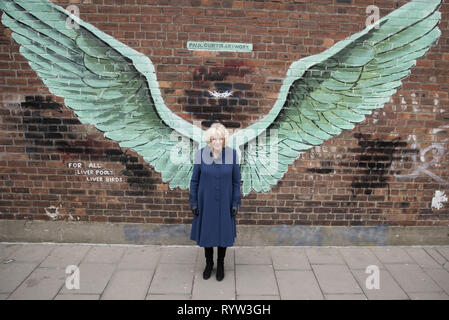 Camilla, Herzogin von Cornwall visits Künstler Paul Curtis an seinem "Angel Wings" Wandbild auf Jamaica Street in Liverpool mit: Camilla, Herzogin von Cornwall, Wo: Liverpool, Großbritannien Wann: 12 Feb 2019 Credit: Graham Finney/WANN Stockfoto