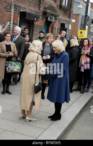 Camilla, Herzogin von Cornwall visits Künstler Paul Curtis an seinem "Angel Wings" Wandbild auf Jamaica Street in Liverpool mit: Camilla, Herzogin von Cornwall, Stadtrat Christine Banken, Herrn Bürgermeister von Liverpool, wo: Liverpool, Großbritannien Wann: 12 Feb 2019 Credit: Graham Finney/WANN Stockfoto