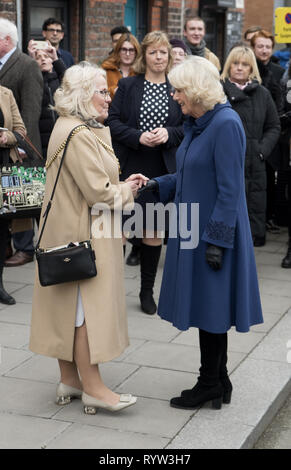 Camilla, Herzogin von Cornwall visits Künstler Paul Curtis an seinem "Angel Wings" Wandbild auf Jamaica Street in Liverpool mit: Camilla, Herzogin von Cornwall, Stadtrat Christine Banken, Herrn Bürgermeister von Liverpool, wo: Liverpool, Großbritannien Wann: 12 Feb 2019 Credit: Graham Finney/WANN Stockfoto
