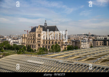 Saint-Eustache Kirche, église Saint Eustache, über dem Vordach mit der Basilika Sacré-coeur im Hintergrund, Les Halles, Paris Stockfoto