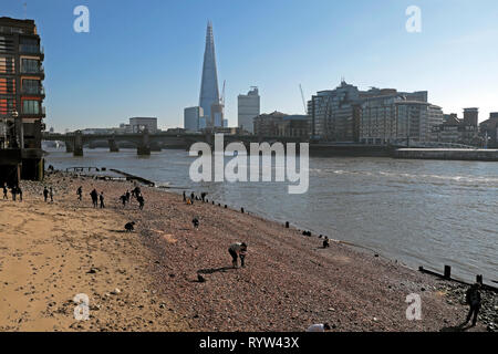 Blick auf die Themse bei Ebbe, Shard Building, Menschen schlammen in der Nähe von Queenhithe Dock und Southwark Bridge in London EC4 England UK KATHY DEWITT Stockfoto
