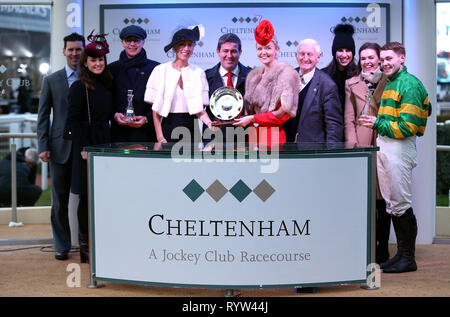 Jonjo O'Neill Jr (rechts), Trainer Josef P O'Brien und John P McManus feiert Sieg bei der Martin Pipe's bedingte Jockey Handicap Hürde beim Gold Cup Tag der 2019 Cheltenham Festival in Cheltenham Racecourse. Stockfoto