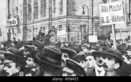 Revolution 1918 - 1919, Deutschland, Berlin, Demonstration für den Arbeiter- und Soldatenräten, November 1918 Deutsche Revolution von 1918-1919, Betriebsrat, Manifestation, Manifestationen, Freistaat Preußen, Deutsches Reich, 1910, s, 10 s, 20. Jahrhundert, Masse, Massen, Massen von Menschen, Revolution, Revolutionen, Demonstration, Demo, Demos, Demos, historischen, geschichtlichen, Additional-Rights - Clearance-Info - Not-Available Stockfoto