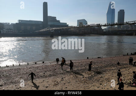 Blick auf den Fluss Themse bei Ebbe Tate Modern Art Gallery Building & Britische Grundschüler mudlarking London UK Großbritannien KATHY DEWITT Stockfoto