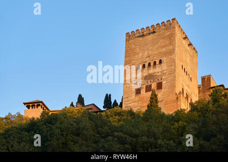 Außenansicht des Comares Turm in der Alhambra von Granada. Spanien Stockfoto