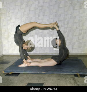 Sport, Gymnastik, bodenturnen, zwei Frauen während der Gymnastik, 1950er Jahre, Additional-Rights - Clearance-Info - Not-Available Stockfoto