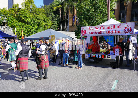 BRISBANE, Australien-21 Jul 2018 - Blick auf eine Straße im Freien öffentlichen Celtic Festival mit Männer in Kilts Dudelsack spielen auf King George Square in der Cen Stockfoto