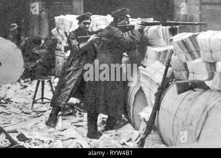 Revolution 1918 - 1919, Deutschland, Berlin, Spartakusaufstand 5.1. - 12.1.1919, Kampf um die Zeitung Viertel, Mitglieder der Spartacist League in Position hinter Papierrollen und Zeitungen, Januaraufstand, Abdeckung, Gewehr im Versuch, Zeitung Bundles, Barricade, Barrikaden, Spartacus, Spartakisten, Revolutionär, revolutionäre, kommunistische, Kommunisten, KPD, Waffen, Waffen, Waffen, arm, Gewehr, Pistole, Gewehre, Pistolen, Freistaat Preußen, Deutsches Reich, Republik, Republik, 1910, s, 10 s, 20. Jahrhundert, Leute, Männer, Mann, männlich, Revolution, Revolutionen, Additional-Rights - Clearance-Info - Not-Available Stockfoto