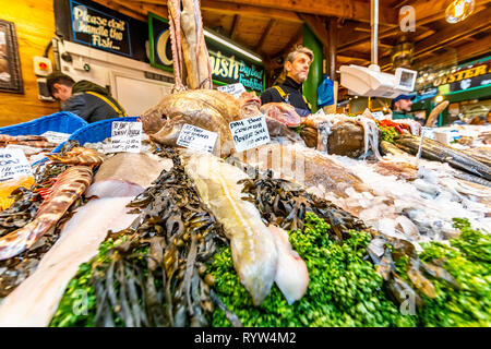 Die berühmten Borough Markt, ein Markt mit frischen Lebensmitteln verkaufen alle Arten von Obst, Gemüse, Fisch und Fleisch. London Stockfoto