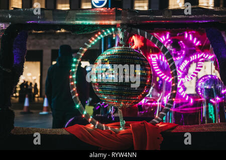 London, Großbritannien - 9. März, 2019: Bunte Disco Kugel auf eine Rikscha auf der Oxford Street, London, in der Nacht. Die Oxford Street ist eine der bekanntesten Straßen in Stockfoto