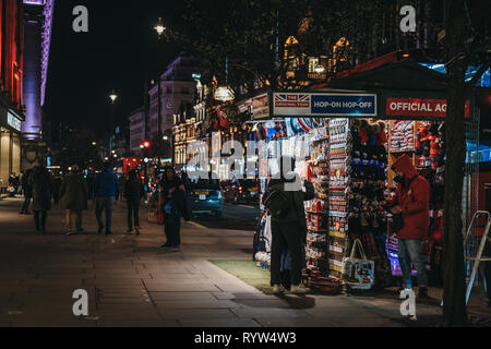 London, Großbritannien - 9. März 2019: Leute an Souvenirs an Touristen stehen auf der Oxford Street, London suchen, am Abend. London ist eine der am meisten besuchten Stockfoto