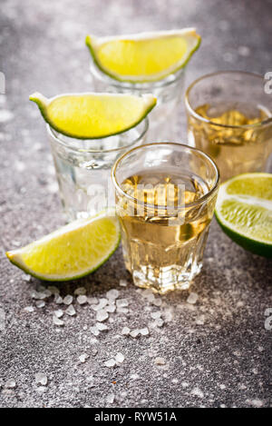 Aufnahmen von Silber und Gold tequila Stockfoto