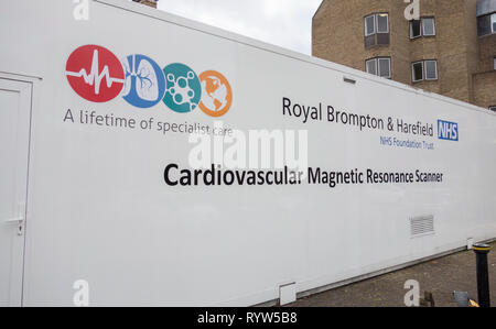 Kardiovaskuläre Magnetresonanztomographie Scanner und Royal Brompton & Harefield NHS Foundation Trust signage Stockfoto