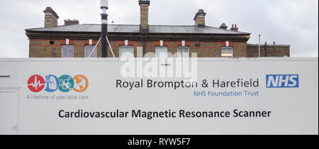 Kardiovaskuläre Magnetresonanztomographie Scanner und Royal Brompton & Harefield NHS Foundation Trust signage Stockfoto