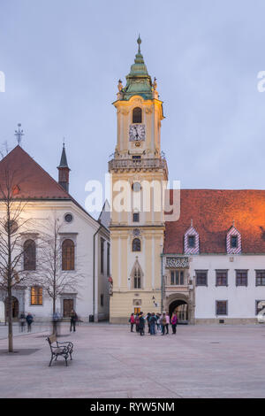 Am Abend Blick auf den Marktplatz von Bratislava, Slowakei Stockfoto