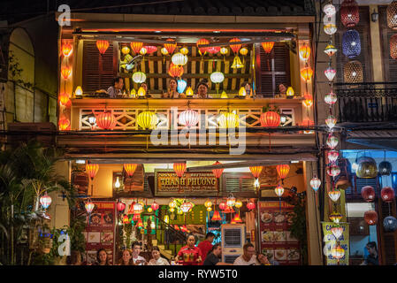 Hoi An, Vietnam - November 13, 2018: die Fassade von Thanh Phuong Restaurant mit seinen Kunden im Lichte der bunten Laternen. Stockfoto