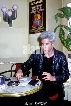 Amerikanische Filmemacher Jim Jarmusch im französischen Café La Coquille, rue Coquillière im 1. arrondissement. Paris, 1984 Stockfoto