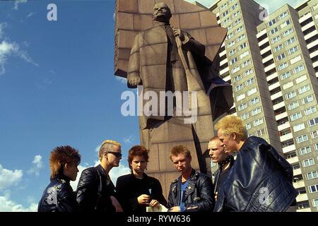 Punks Osten Berlin Bericht: Junge Punks vor einer Statue von Lenin posiert in Leninplatz (jetzt Platz der Vereinten Nationen), Ost-Berlin errichtet. 1982 Stockfoto