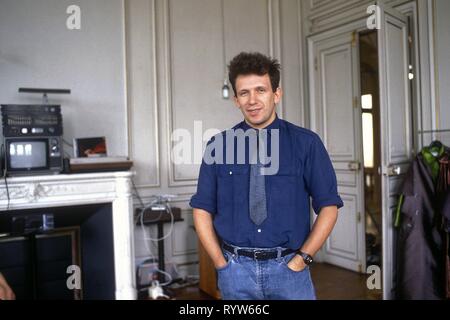 French Fashion Designer Jean-Paul Gaultier in seinem Showroom in der 4. Arrondissement in Paris posieren. 1984 Stockfoto