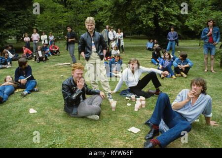 Die jungen Deutschen die Teilnahme an der "Rock für den Frieden' Musik Festival im Volkspark Friedrichshain, Berlin, Deutschland. 1982 Stockfoto