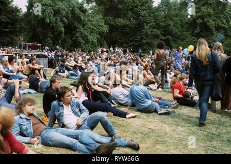 Die jungen Deutschen die Teilnahme an der "Rock für den Frieden' Musik Festival im Volkspark Friedrichshain, Berlin, Deutschland. 1982 Stockfoto