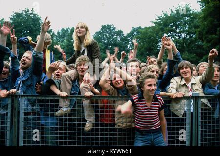 Die jungen Deutschen die Teilnahme an der "Rock für den Frieden' Musik Festival im Volkspark Friedrichshain, Berlin, Deutschland. 1982 Stockfoto