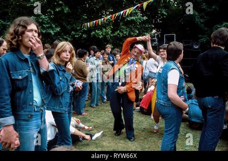 Die jungen Deutschen die Teilnahme an der "Rock für den Frieden' Musik Festival im Volkspark Friedrichshain, Berlin, Deutschland. 1982 Stockfoto