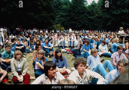 Die jungen Deutschen die Teilnahme an der "Rock für den Frieden' Musik Festival im Volkspark Friedrichshain, Berlin, Deutschland. 1982 Stockfoto