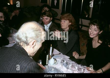 Abendessen während der Dreharbeiten zum Film "Les Nuits de la Pleine Lune" von Eric Rohmer. Vordergrund: Eric Rohmer Im Hintergrund von links nach rechts: Französische Hersteller von Les Films du Losange Margaret Menegoz, Aurore Clément und Pascale Ogier. 1984 Stockfoto