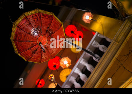 Hoi An traditionellen Laterne, eine Nahaufnahme, mit verschwommenen Rote und gelbe Laternen auf dem Balkon mit der Balustrade im Hintergrund. Stockfoto