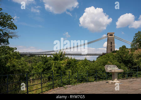 Die Clifton Suspension Bridge & der Suche Informationen auf Stein, Rednerpult, Bristol, Großbritannien Stockfoto