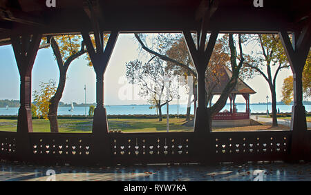 Von der offenen Holzbungalow auf Park und See Stockfoto