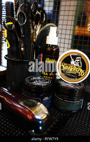 Pomade starke Firme halten. trendige barbershop Styling. Gel für männliche Styling - SuaVecito, hairgum, Ducky. Stockfoto