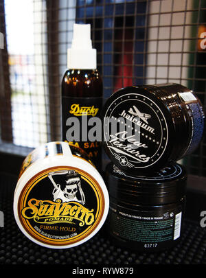 Pomade starke Firme halten. trendige barbershop Styling. Gel für männliche Styling - SuaVecito, hairgum, Ducky. Stockfoto