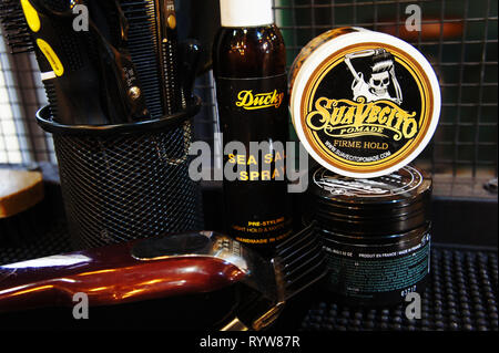 Pomade starke Firme halten. trendige barbershop Styling. Gel für männliche Styling - SuaVecito, hairgum, Ducky. Stockfoto