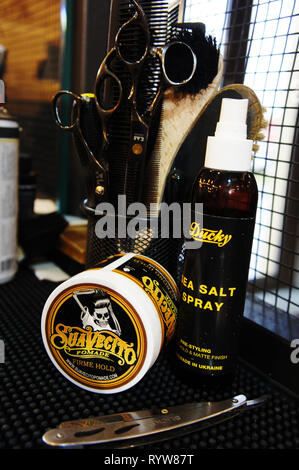 Pomade starke Firme halten. trendige barbershop Styling. Gel für männliche Styling - SuaVecito, hairgum, Ducky. Stockfoto