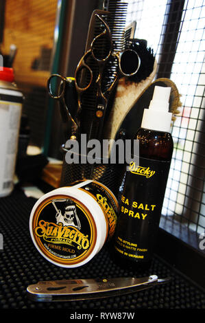 Pomade starke Firme halten. trendige barbershop Styling. Gel für männliche Styling - SuaVecito, hairgum, Ducky. Stockfoto