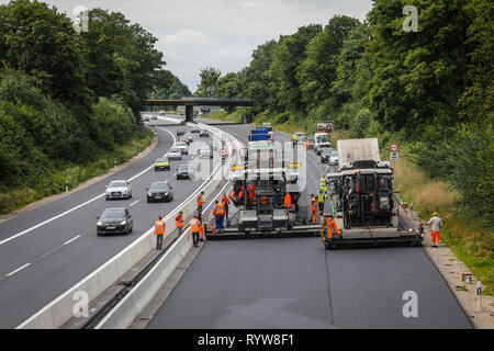 Essen, Ruhrgebiet, Nordrhein-Westfalen, Deutschland - Straßenbau, Asphalt die Arbeiten an der Autobahn A52, Anwendung von silent Asphalt. Essen, Ruhrgeb Stockfoto