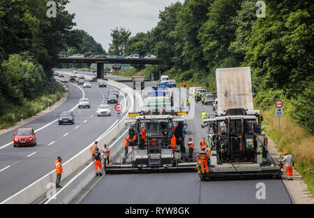 Essen, Ruhrgebiet, Nordrhein-Westfalen, Deutschland - Straßenbau, Asphalt die Arbeiten an der Autobahn A52, Anwendung von silent Asphalt. Essen, Ruhrgeb Stockfoto